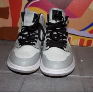 Air Jordan 1 Mid Light Smoke Grey
